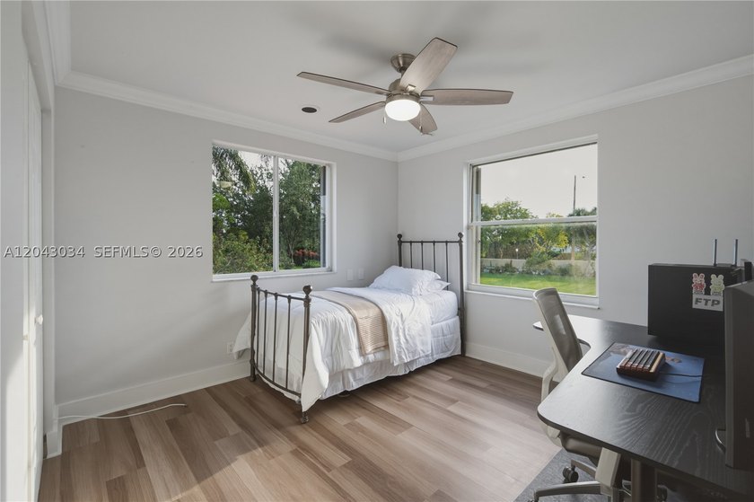A RARE OPPORTUNITY to own a truly TURNKEY 4 BED + OFFICE, 2.5 - photo 27