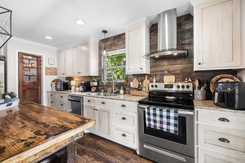 Country living with modern comfort! Nestled on 4.46 beautiful - photo 8