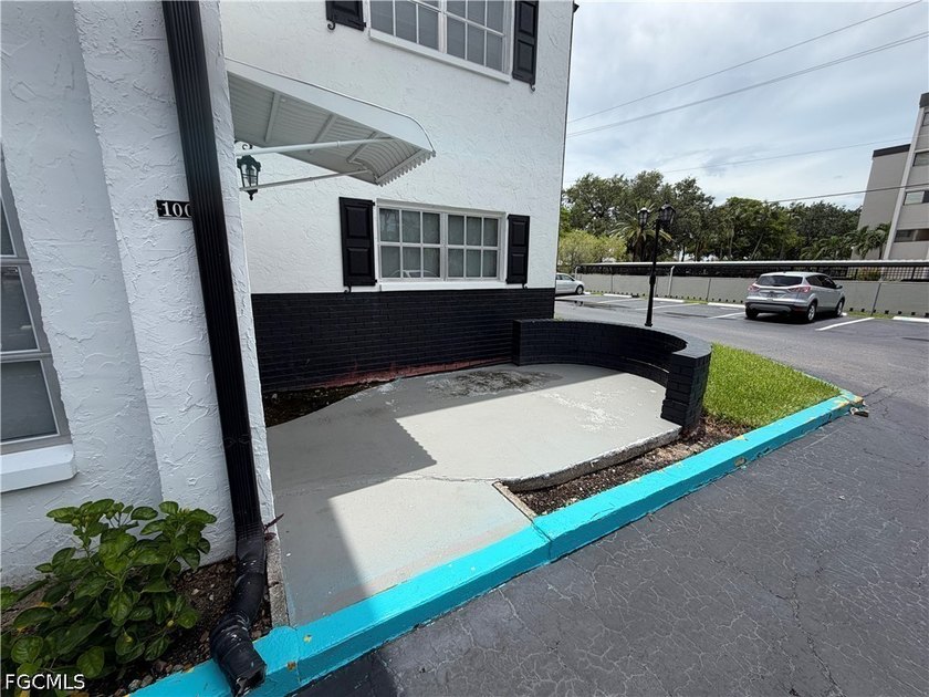 Fantastic opportunity to own a desirable 1st-floor end unit in - photo 2