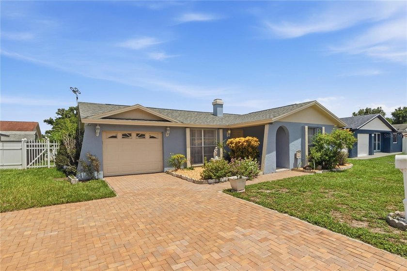 Immaculate condition, extremely well maintained home with - photo 2