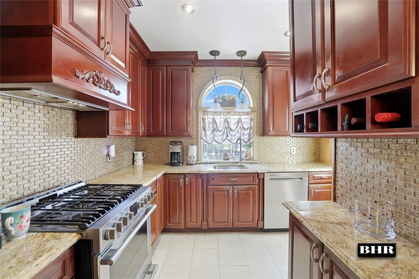 SHEEPSHEAD BAY. 1 Family side hall brick 3 bedroom 1 1/2 bath - photo 7