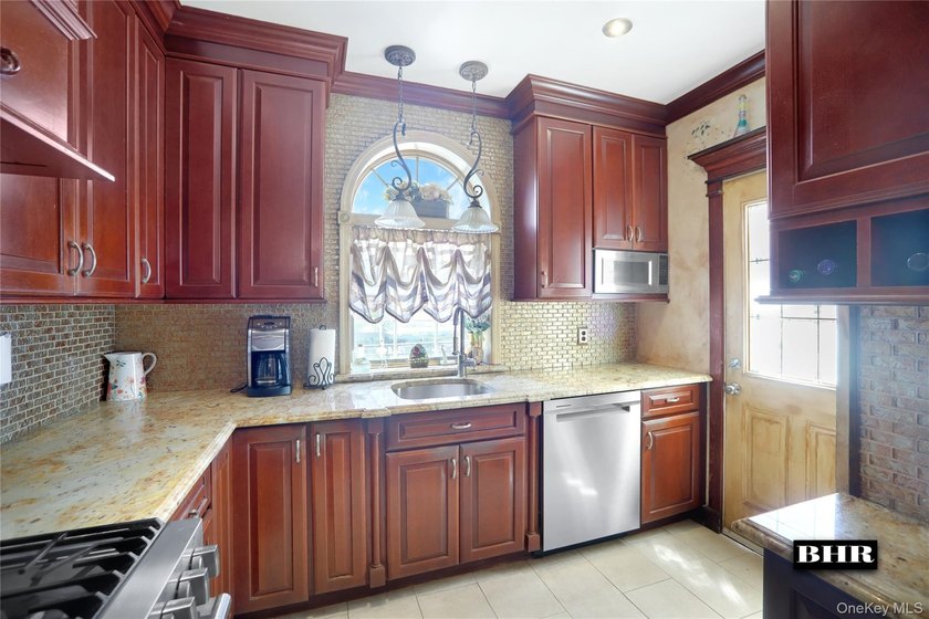 SHEEPSHEAD BAY. 1 Family side hall brick 3 bedroom 1 1/2 bath - photo 8