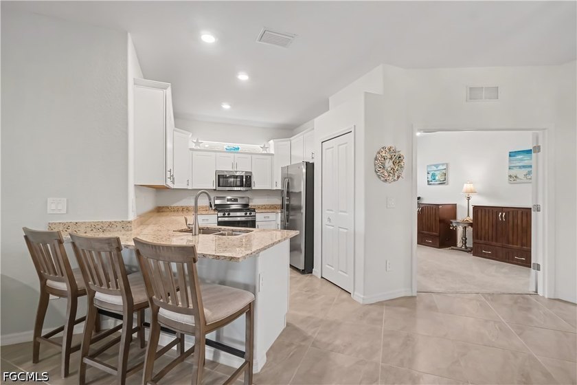 Welcome to this FULLY FURNISHED villa offering easy Florida - photo 4