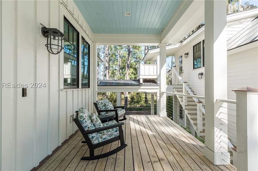 Delight in the welcoming luxury of this four-bedroom - photo 4