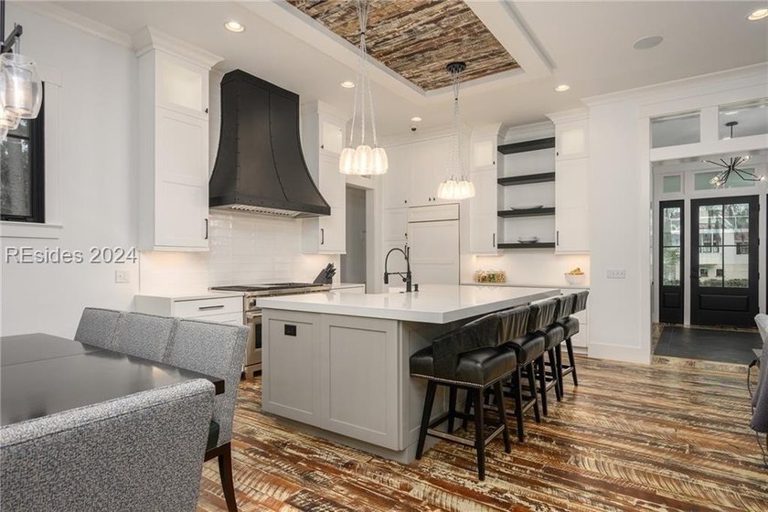 Delight in the welcoming luxury of this four-bedroom - photo 8