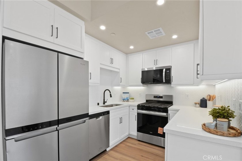 North Pointe is a boutique community of 24 thoughtfully designed - photo 3