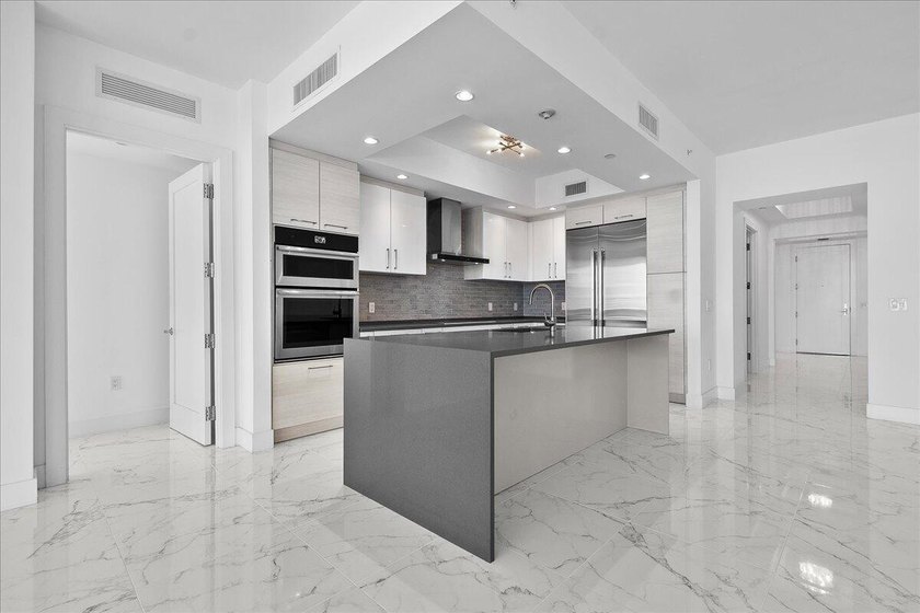 Luxury waterfront living in the heart of North Palm Beach. This - photo 13