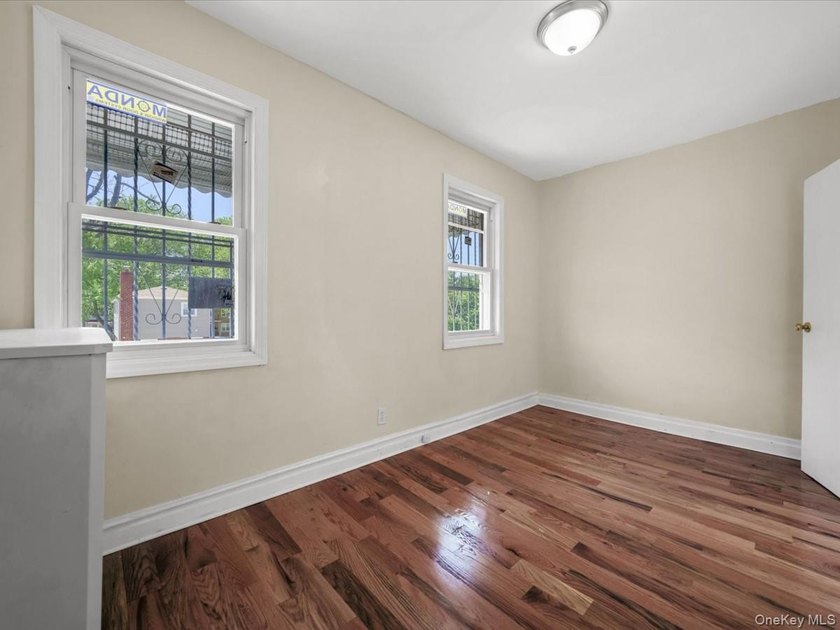 Beautiful renovated semi-attached colonial on a quiet tree lined - photo 14