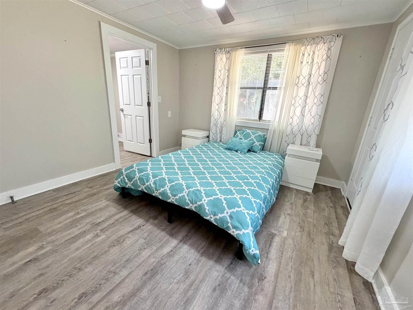Fully renovated and move-in ready! This charming 3-bedroom - photo 11