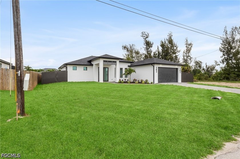 Stunning New Construction Pool Home! Experience modern luxury in - photo 3