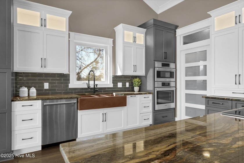 6 BEDS, 4 BATHS, 3008 sqft! This home lives far larger than - photo 15