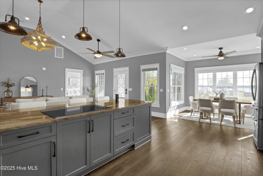 6 BEDS, 4 BATHS, 3008 sqft! This home lives far larger than - photo 18