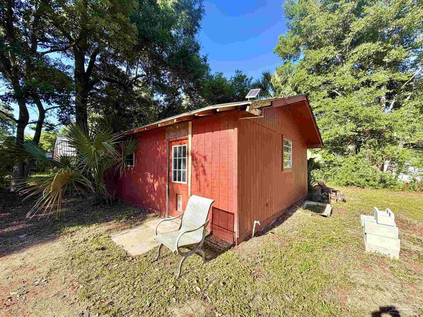 Fully renovated and move-in ready! This charming 3-bedroom - photo 19
