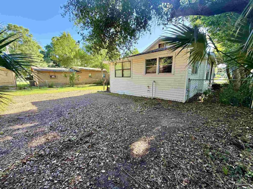 Fully renovated and move-in ready! This charming 3-bedroom - photo 21