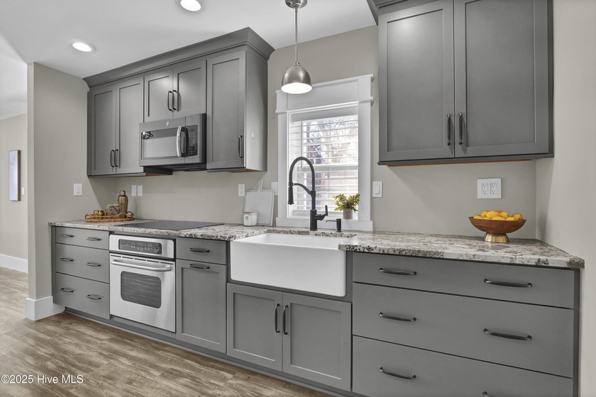 6 BEDS, 4 BATHS, 3008 sqft! This home lives far larger than - photo 41