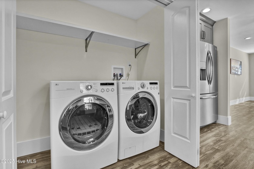 6 BEDS, 4 BATHS, 3008 sqft! This home lives far larger than - photo 42