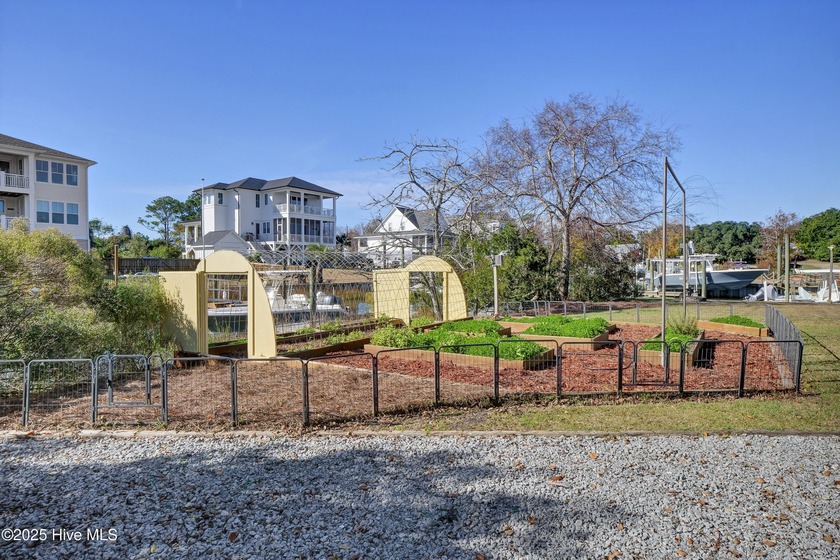 6 BEDS, 4 BATHS, 3008 sqft! This home lives far larger than - photo 59