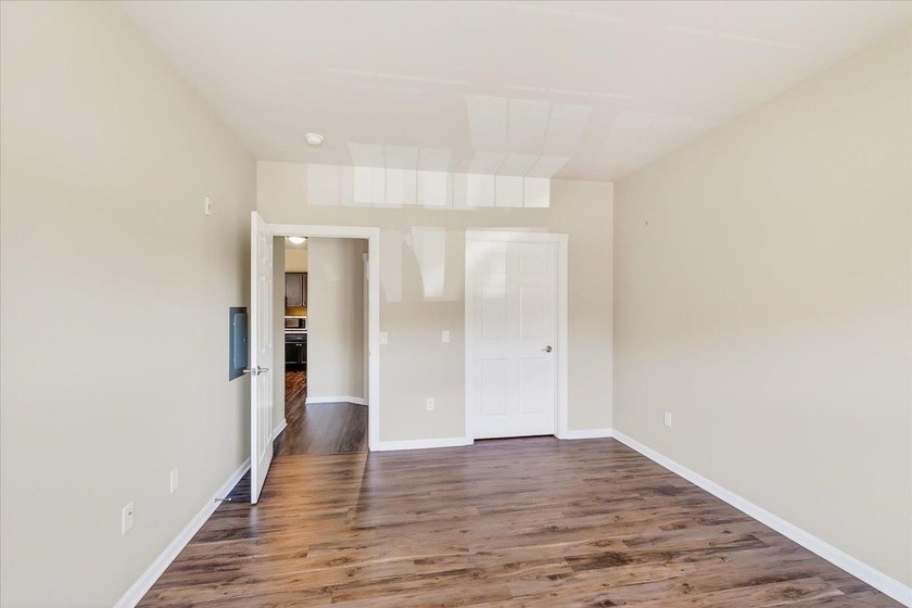 Bright and sunny condo perfect for the discerning buyer! Open - photo 21