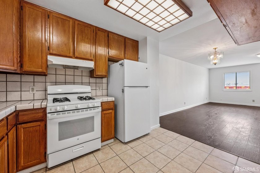 Built in 1992 and boasting generous sized 3br/2ba flats, this - photo 10