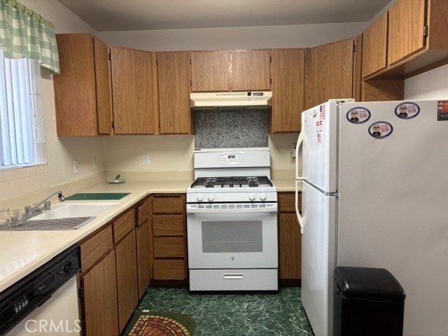 Don't miss out on this spacious 1 bedroom, 1 bath Condo Located - photo 5