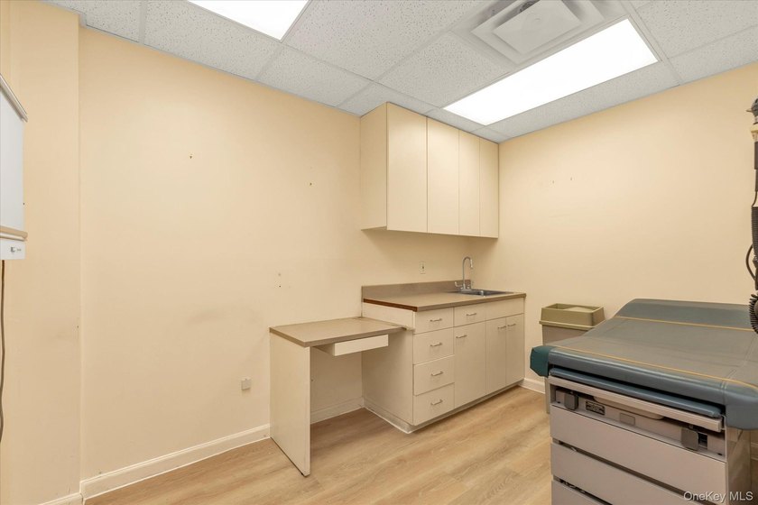 Discover an exceptional opportunity to acquire a 1,600 square - photo 11