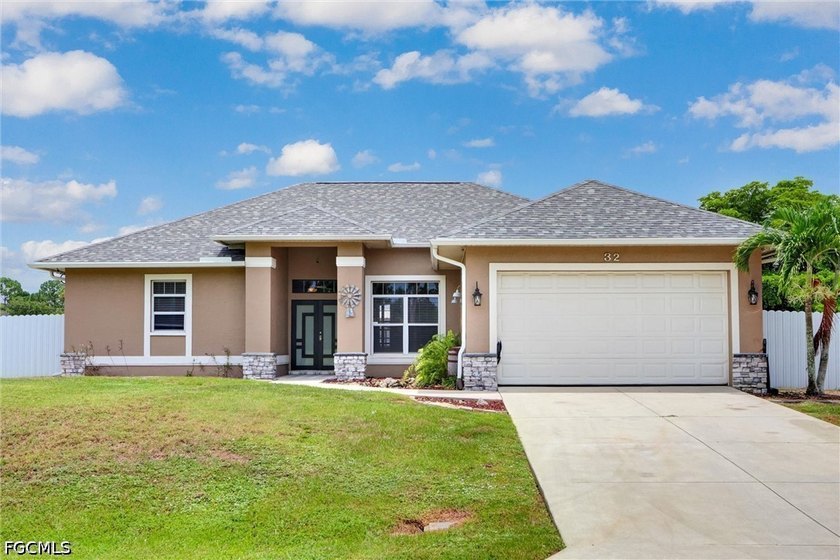 Solidly built 1998 concrete-block home on a rare three-lot - photo 5