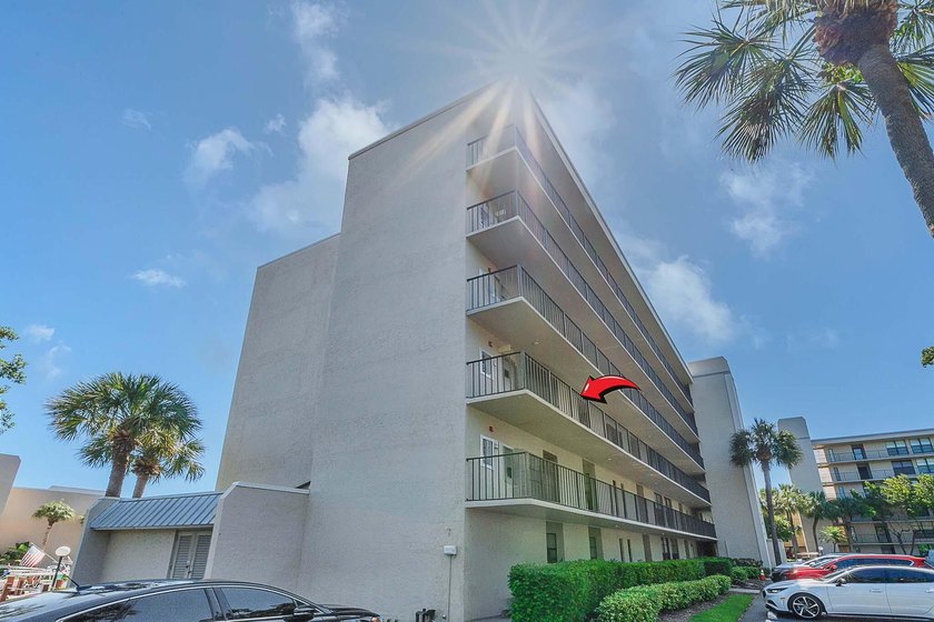 Beautifully updated 2-bedroom, 2-bath condo located in the - photo 2