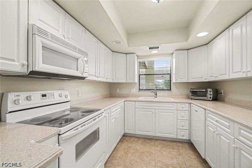Fantastic first floor, fully furnished 2 bedroom 2 bath Gulf - photo 3