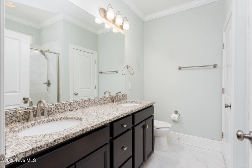 Charming home in an ideal location! This fabulous 3 bed 2 bath - photo 8
