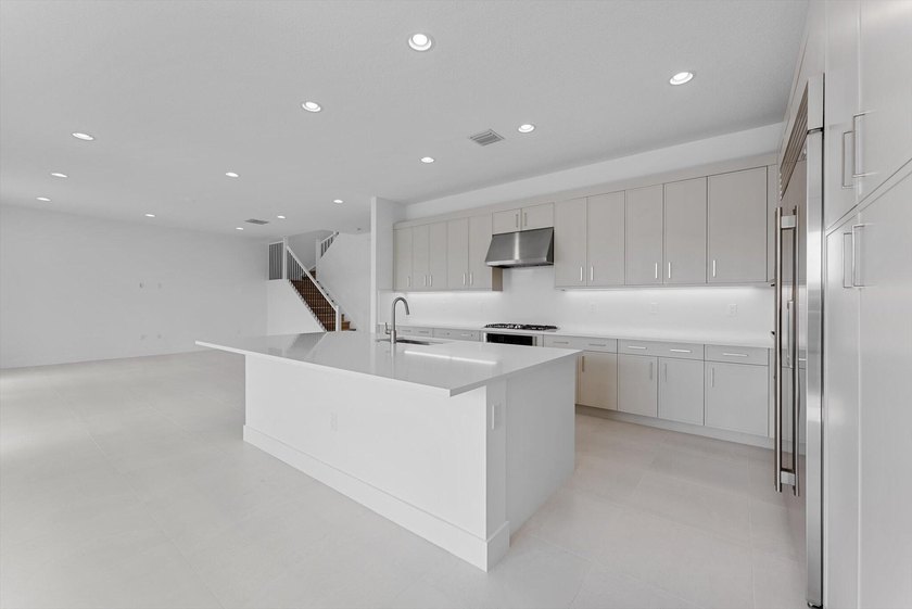 Welcome to Lotus Palm, where luxury meets contemporary living in - photo 11