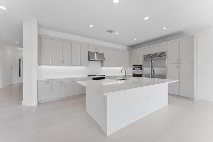 Welcome to Lotus Palm, where luxury meets contemporary living in - photo 12