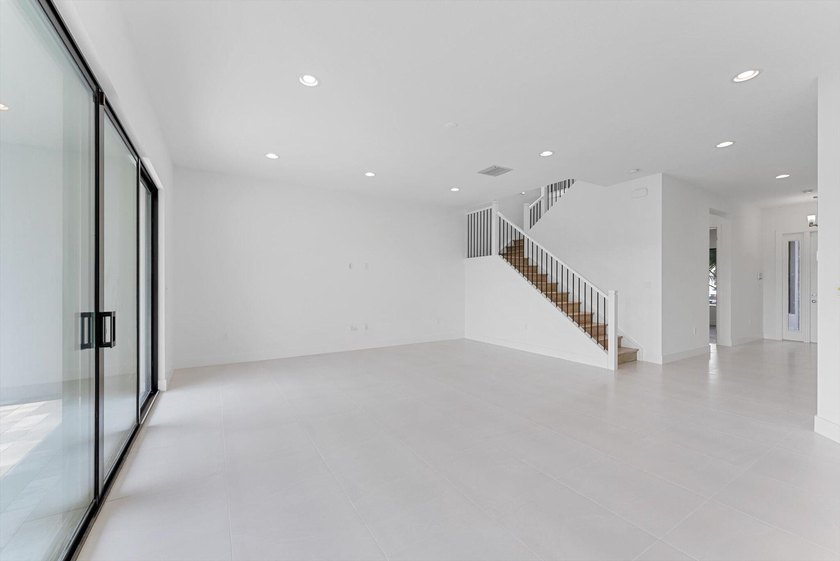 Welcome to Lotus Palm, where luxury meets contemporary living in - photo 19