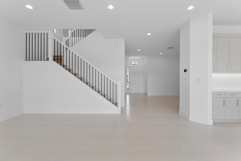 Welcome to Lotus Palm, where luxury meets contemporary living in - photo 20