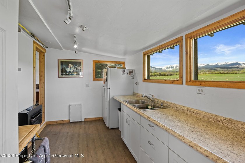 Set in the heart of the Roaring Fork Valley, this extraordinary - photo 28