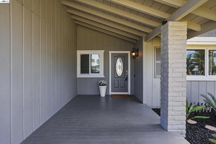 Experience the ultimate waterfront lifestyle at 5502 Drakes - photo 3