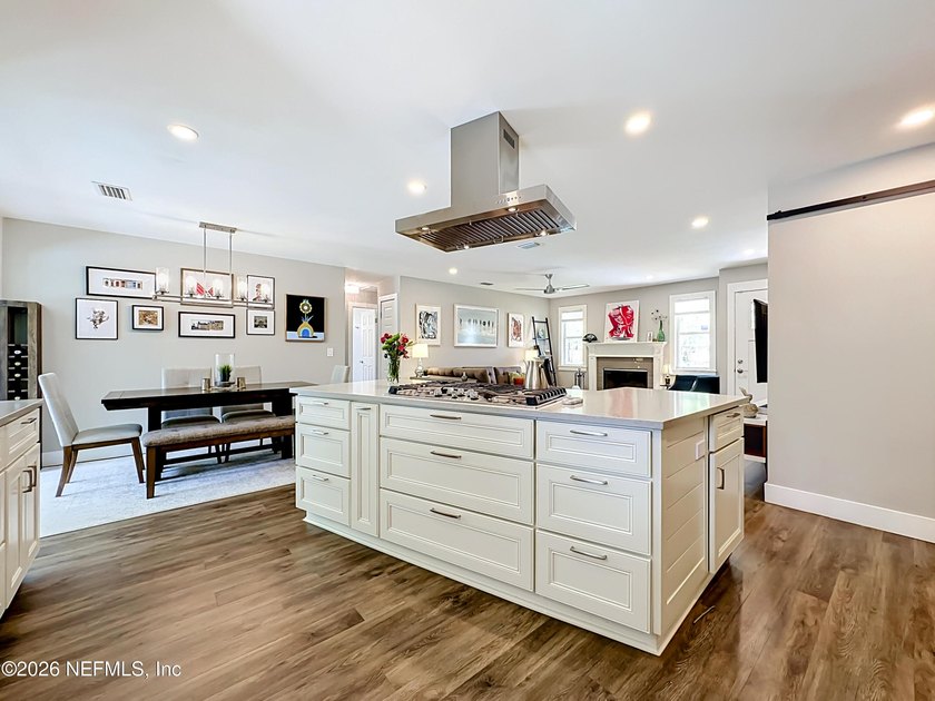 Welcome to this beautifully redesigned pool home, professionally - photo 11