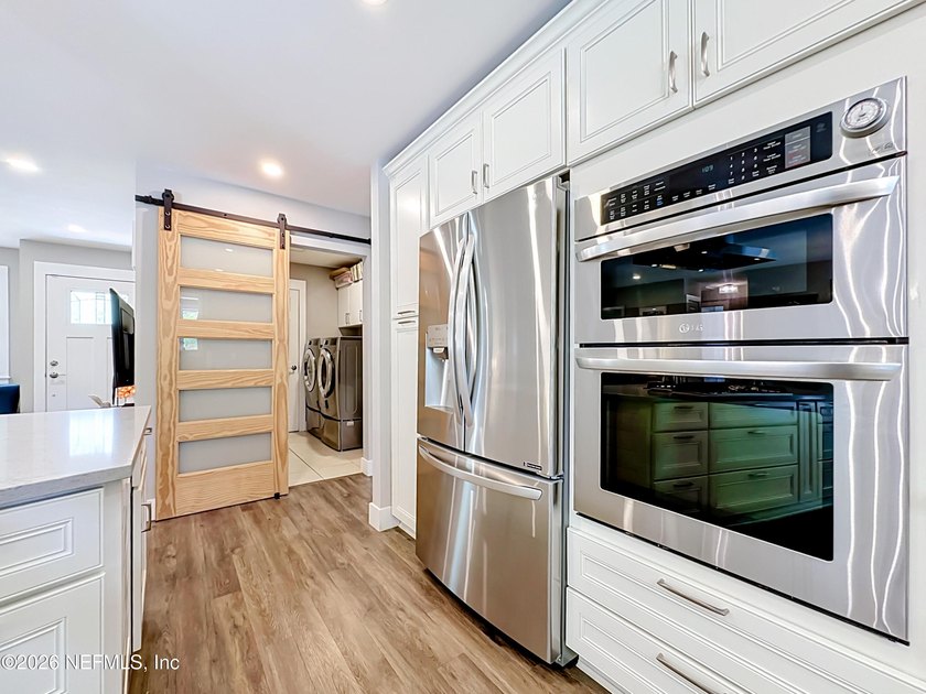 Welcome to this beautifully redesigned pool home, professionally - photo 13