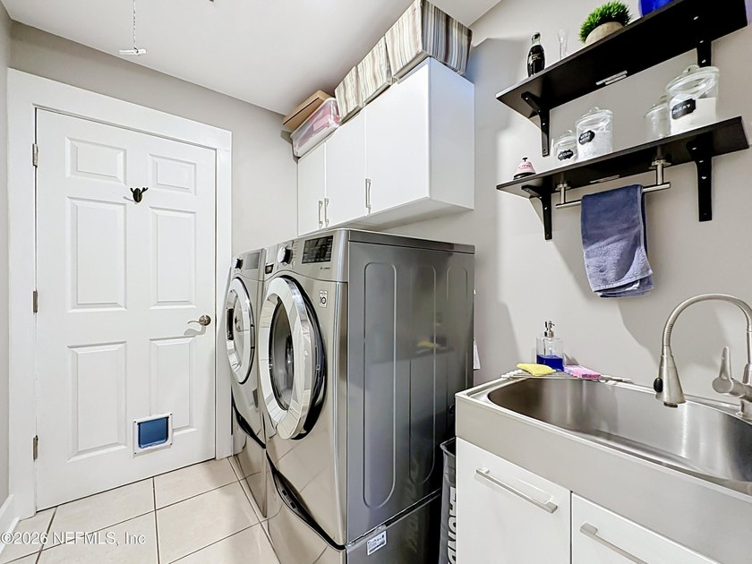 Welcome to this beautifully redesigned pool home, professionally - photo 14