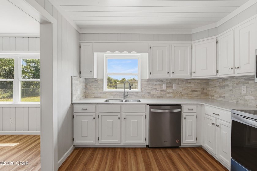 Cute. Updated. Move-in ready. Centrally located. This is a great - photo 16