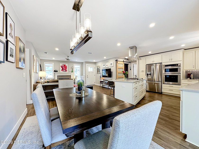 Welcome to this beautifully redesigned pool home, professionally - photo 16
