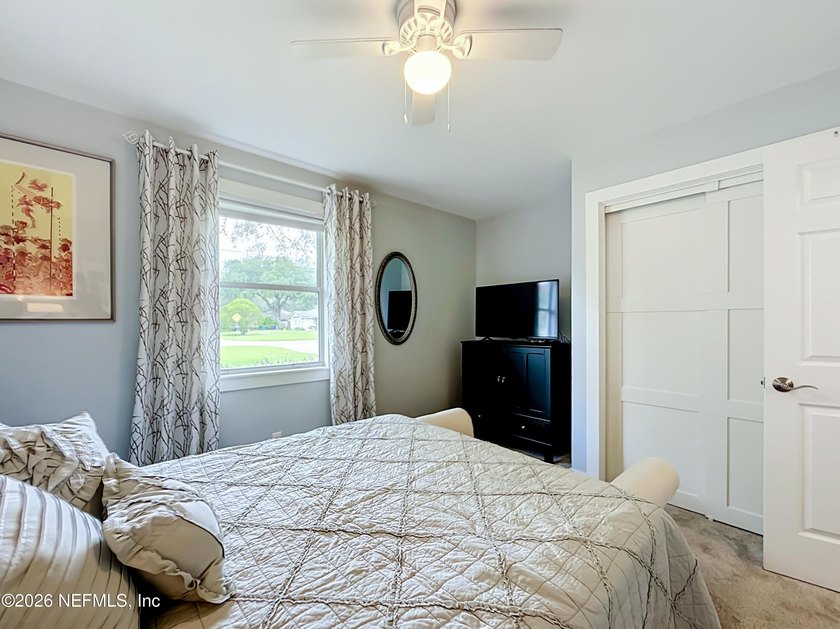 Welcome to this beautifully redesigned pool home, professionally - photo 20