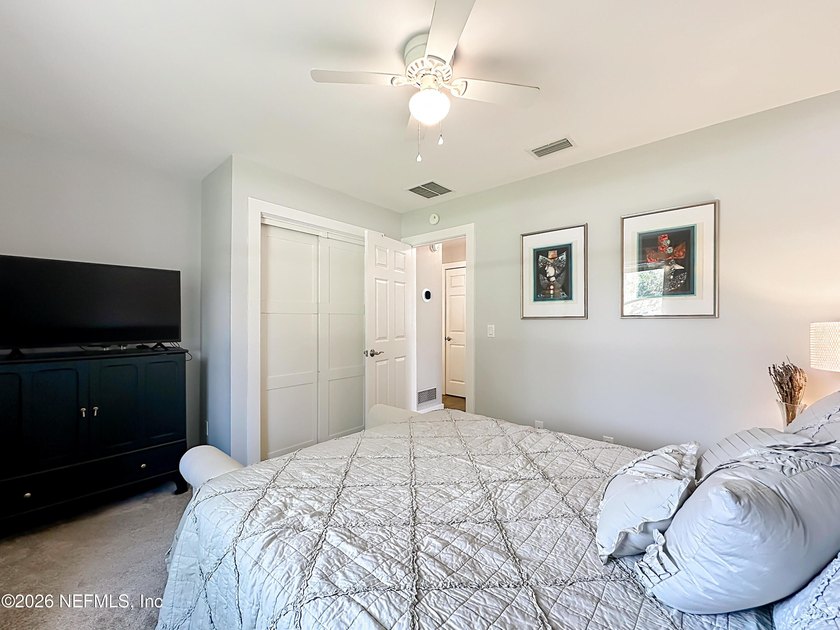 Welcome to this beautifully redesigned pool home, professionally - photo 22