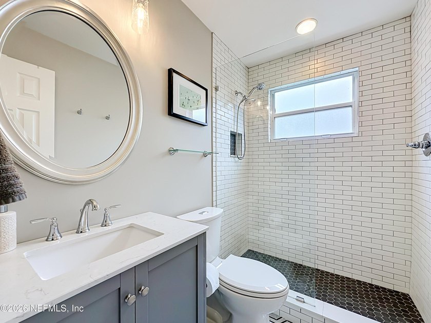 Welcome to this beautifully redesigned pool home, professionally - photo 23