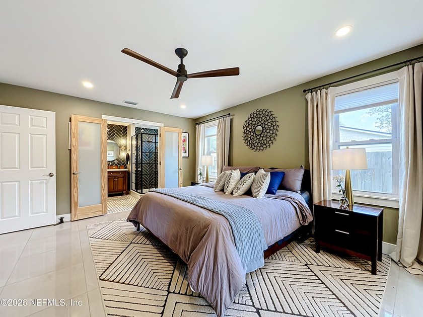 Welcome to this beautifully redesigned pool home, professionally - photo 25