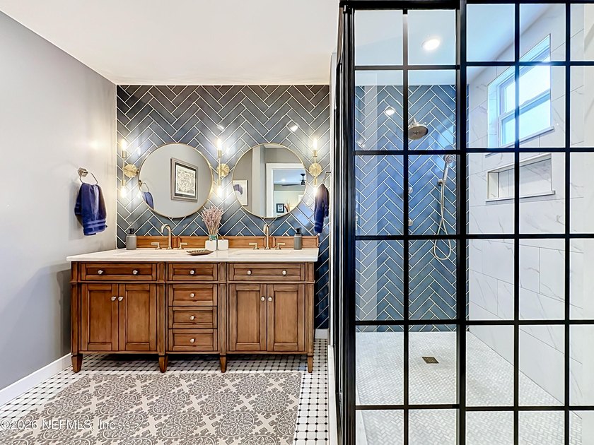 Welcome to this beautifully redesigned pool home, professionally - photo 30