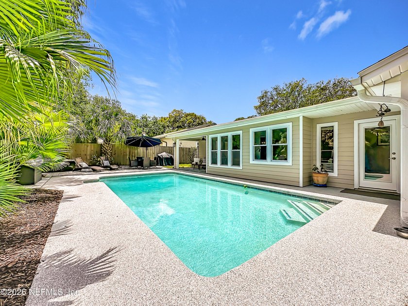 Welcome to this beautifully redesigned pool home, professionally - photo 36