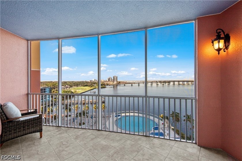 Welcome to effortless waterfront living in one of Downtown Fort - photo 3