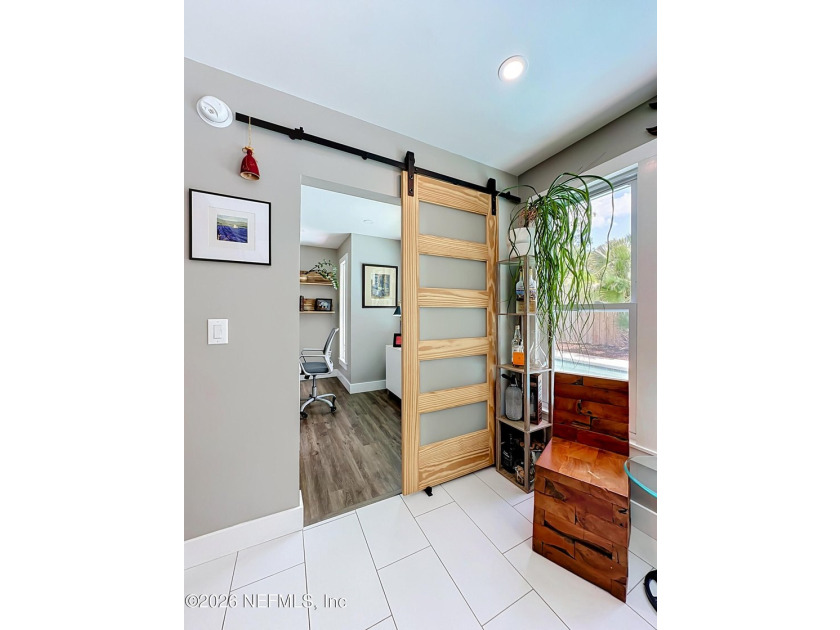Welcome to this beautifully redesigned pool home, professionally - photo 44