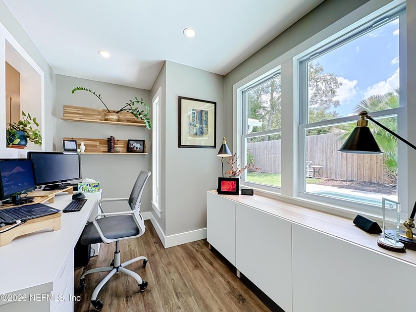 Welcome to this beautifully redesigned pool home, professionally - photo 45