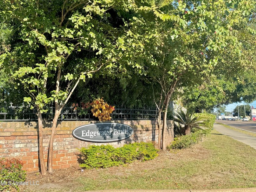 This is the opportunity to own a beautiful all-brick 5-bedroom - photo 2
